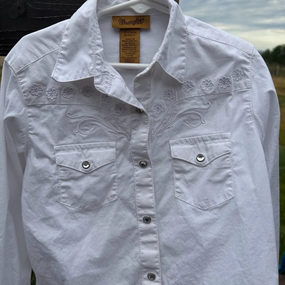 Girls size small 6/7 Wrangler White Button-Up Shirt with Subtle Embroidery